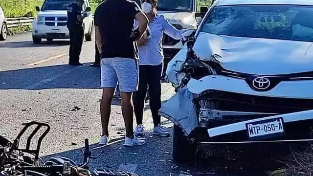 El conductor de la moto fue trasladado por una ambulancia al hospital al presentar heridas de gravedad