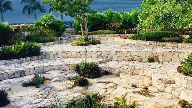 El cenote se encuentra sobre la carretera a Progreso y puede ser visitado a cualquier hora