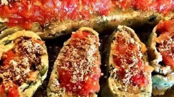 Este manjar yucateco está hecho con chaya, huevo, y lleva salsa de tomate y pepita Este manjar yucateco está hecho con chaya, huevo, y lleva salsa de tomate y pepita