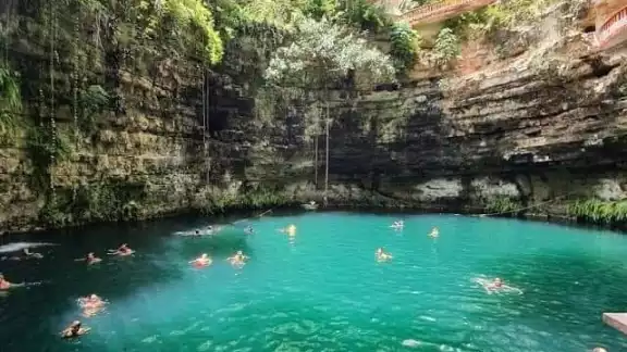 Existen varios tipos de cenotes: a cielo abierto, semiabiertos y subterráneos o en gruta Existen varios tipos de cenotes: a cielo abierto, semiabiertos y subterráneos o en gruta