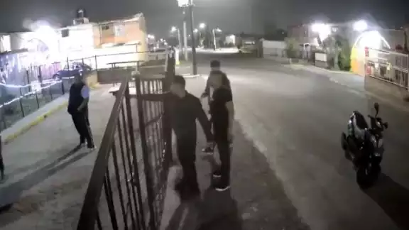 Los atacantes apuntaron con una pistola a la familia