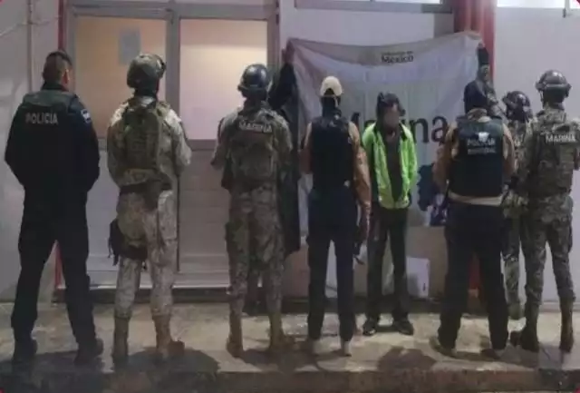 La Fiscalía realizó dos cateos en Ciudad del Carmen, donde aseguró presuntas drogas, dinero y diversos indicios; un hombre fue detenido.