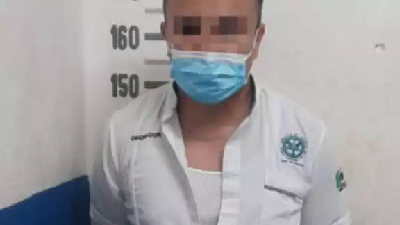 Los policías procedieron al aseguramiento de Carlos "N" de 27 años de edad, originario de Veracruz Los policías procedieron al aseguramiento de Carlos "N" de 27 años de edad, originario de Veracruz
