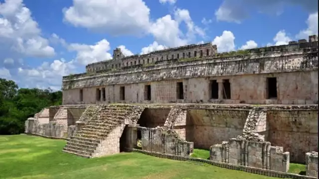 Kabah en maya  significa "Señor de la mano fuerte o poderosa"
