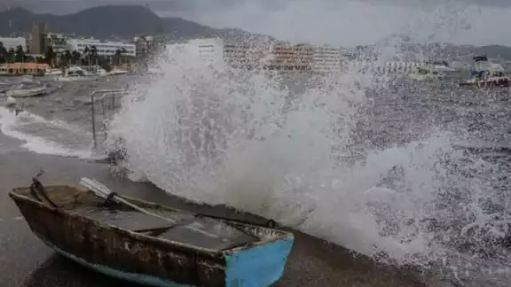El huracán Agatha golpea las costas de Oaxaca este domingo. Foto: Especial