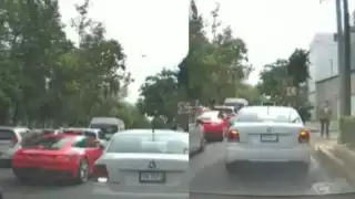 El hombre de saco cafe asaltó al conductor de unto de lujo a plena luz del día. Foto: Especial