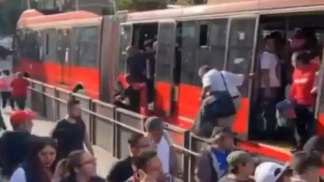 Las personas que iban en el Metrobús tuvieron que abandonar la unidad luego del accidente