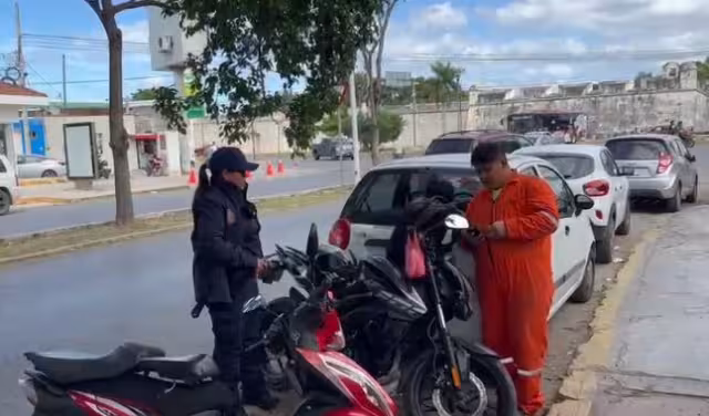Policía asegura zona tras derrape de motociclista en López Mateos