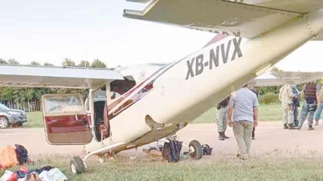Al llegar autoridades al lugar de los hechos se encontraron a dos hombres que estaban dentro del avión, los cuales fueron detenidos y permanecen bajo custodia