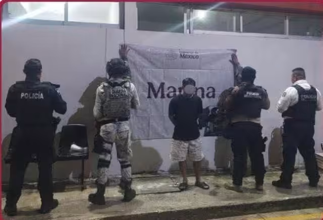 Operativo nocturno en la colonia Manigua dejó un detenido y presunta droga asegurada.