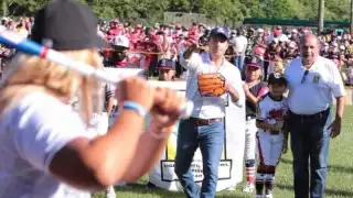 El mandatario estatal lanzó la primera bola del torneo que durará cuatro meses