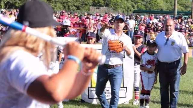 El mandatario estatal lanzó la primera bola del torneo que durará cuatro meses