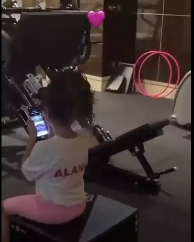 Alana mostrando sus dotes de cantante