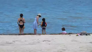 Los visitantes vivieron un paraíso al tener la playa para sí solos en una fatal temporada de vacaciones para los habitantes de los puertos del Estado