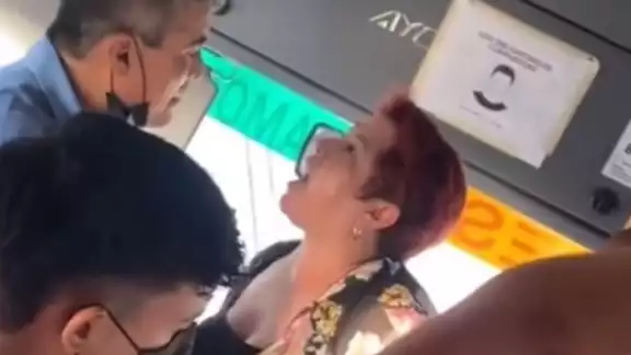 Pasajera discute con un chofer de autobús y golpea a una bebé con una piedra