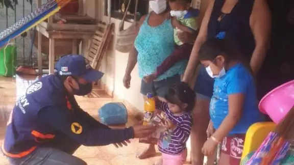 Con ayuda del DIF, se entregaron paquetes alimenticios y refugio a las familias más necesitadas de los municipios afectados Con ayuda del DIF, se entregaron paquetes alimenticios y refugio a las familias más necesitadas de los municipios afectados