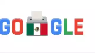 Vestido con los colores tradicionales de Google, azul, rojo y verde, se observan las icónicas letras que forman el nombre, acompañadas de una urna y una bandera de México