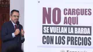 “No cargues aquí”; Profeco coloca lonas y exhibe gasolineras que venden diésel a precios elevados
