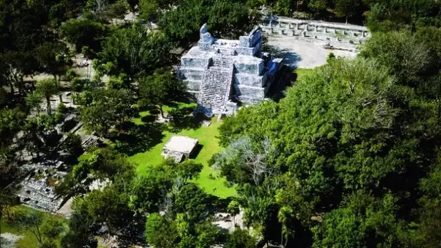 Desde los 18 años ingresó a la Fuerza Aérea Mexicana, donde estudió y más tarde comenzó a volar civilmente; en 10 años se visualiza como Capitán.
