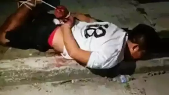 El presunto agresor fue amarrado y entregado a las autoridades por los vecinos. Foto: Jazmín Rodríguez El presunto agresor fue amarrado y entregado a las autoridades por los vecinos. Foto: Jazmín Rodríguez