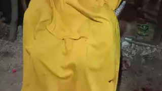 La víctima de 50 años de edad estaba sentada en una silla y tapada con una sábana de color amarillo