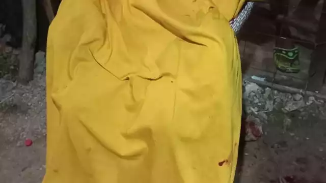 La víctima de 50 años de edad estaba sentada en una silla y tapada con una sábana de color amarillo