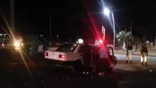 Durante su huida, abordo de un vehículo Tsuru color blanco, fueron detenidos