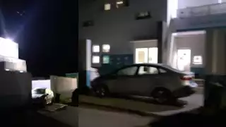 El personal colocó una camioneta por el acceso donde ingresan vehículos consignados 