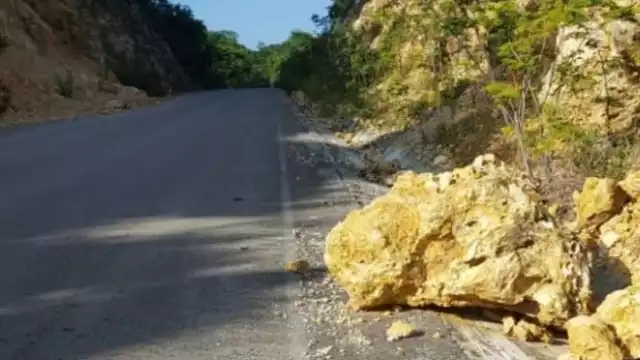 La Comisión Nacional de Emergencias (CNE) Delegación Ribera del Río Hondo mantiene operativo para evitar accidentes vehiculares. Foto. Abraham Cohuó