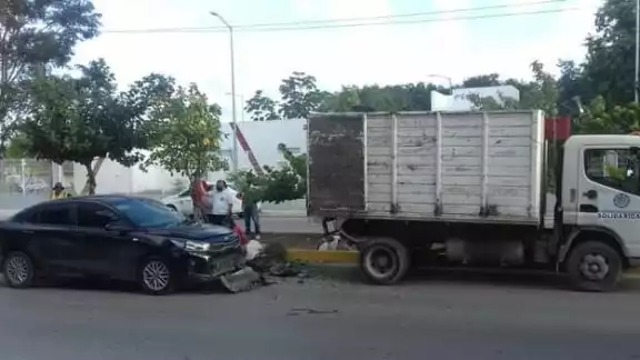 Los empleados de limpieza de calles de Playa del Carmen resultaron con lesiones tras el accidente Los empleados de limpieza de calles de Playa del Carmen resultaron con lesiones tras el accidente