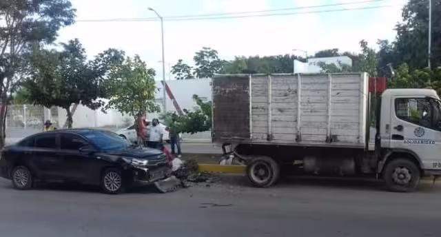Los empleados de limpieza de calles de Playa del Carmen resultaron con lesiones tras el accidente