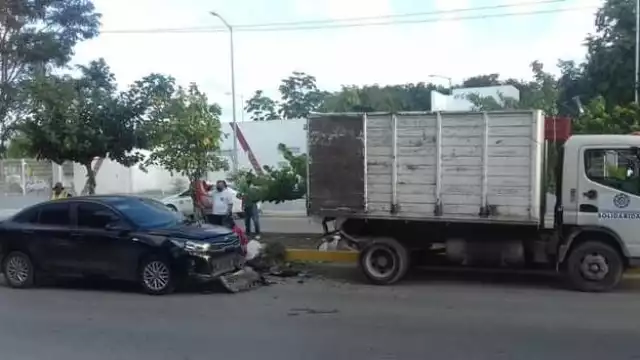 Los empleados de limpieza de calles de Playa del Carmen resultaron con lesiones tras el accidente