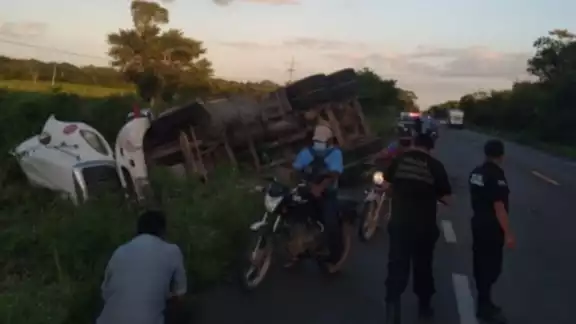 El conductor del tráiler resultó con lesiones menores, pero no fue necesario llevarlo algún hospital El conductor del tráiler resultó con lesiones menores, pero no fue necesario llevarlo algún hospital