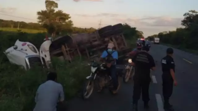El conductor del tráiler resultó con lesiones menores, pero no fue necesario llevarlo algún hospital