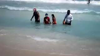 Guardavidas rescatan a niña de 10 años a punto de ahogarse en Playa del Carmen