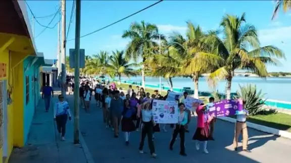 Marcharon por las calles principales de Sabancuy Marcharon por las calles principales de Sabancuy