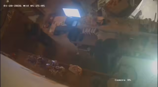 En las grabaciones de seguridad se observa a los presuntos responsables en el interior del restaurante apoderándose de artículos antes de retirarse del lugar