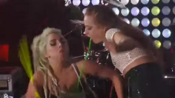 Le vomitan a Lady Gaga durante concierto
