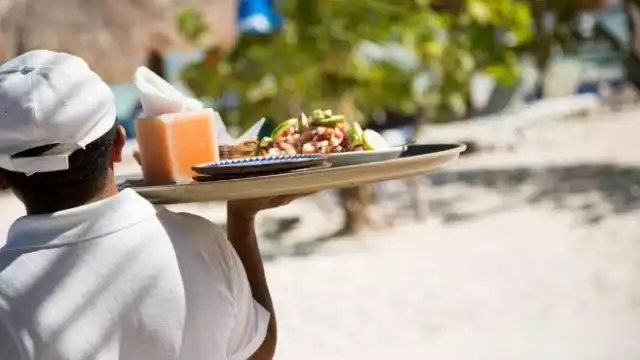 Un mesero puede ganar hasta la mitad de su sueldo al mes con las propinas de cinco días