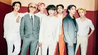 El Army no pasó por alto el look blanco y negro de los BTS, comparándolos con las imágenes de los álbums de Queen
