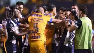 El DT de Rayados le puso la mano en la cara al brasileño
