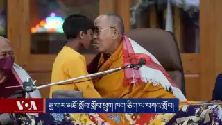 Dalai Lama le pide a niño que le chupe la lengua