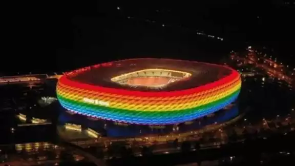 La UEFA de declaró "políticamente neutral" por lo tanto rechazó la propuesta de iluminar el estadio