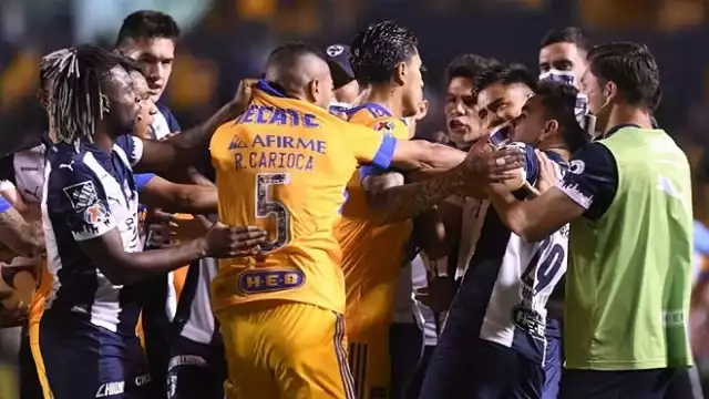 El DT de Rayados le puso la mano en la cara al brasileño