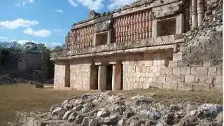 Chacmultún tiene una extensión de un kilómetro cuadrado y está formada por distritos