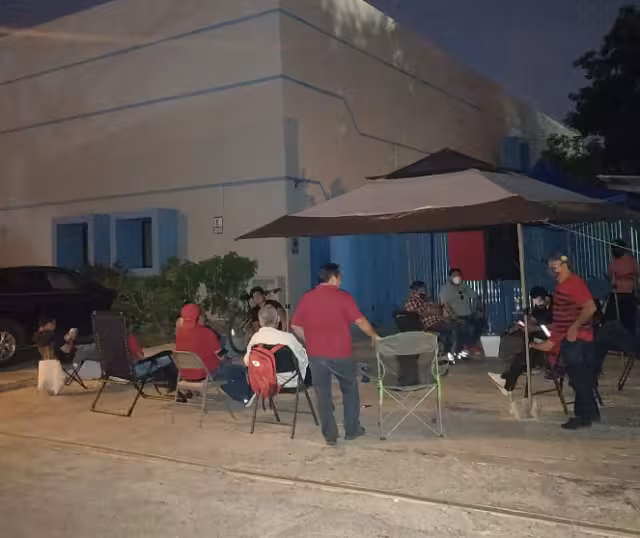 Los trabajadores se manifestaron inicialmente  a las puertas del edificio CT Buenavista