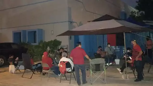 Los trabajadores se manifestaron inicialmente  a las puertas del edificio CT Buenavista