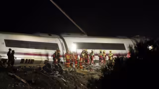 España, de luto tras la colisión de dos trenes que dejó al menos 68 muertos
