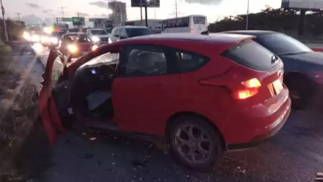El conductor de vehículo rojo viajaba a exceso de velocidad por lo que perdió el control