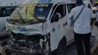 Testigos refieren que el conductor de la combi resultó prensado, pero afortunadamente fue rescatado por los bomberos